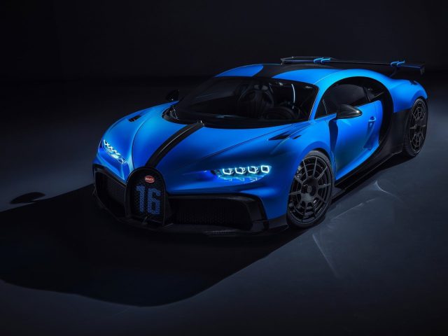 Een blauwe Bugatti Chiron Pur Sport-sportwagen onder dramatische verlichting.