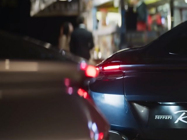 Een Ferrari Roma parkeerde 's nachts in een stadsstraat.