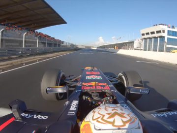 Een Formule 1-auto, met Max Verstappen aan het roer, raast over Circuit Zandvoort met toeschouwers op de tribunes.