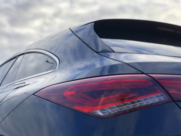 Close-up van het ontwerp van de achterkant van een Mercedes-Benz CLA, met de nadruk op het achterlicht.