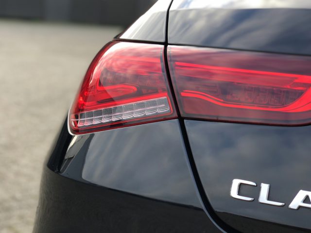 Close-up van het achterlicht van een Mercedes-Benz-auto en het modelbadge "CLA".