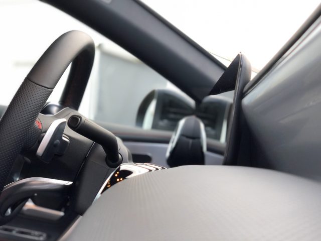 Mercedes-Benz CLA luxe auto-interieur met de nadruk op het stuur en het dashboard.