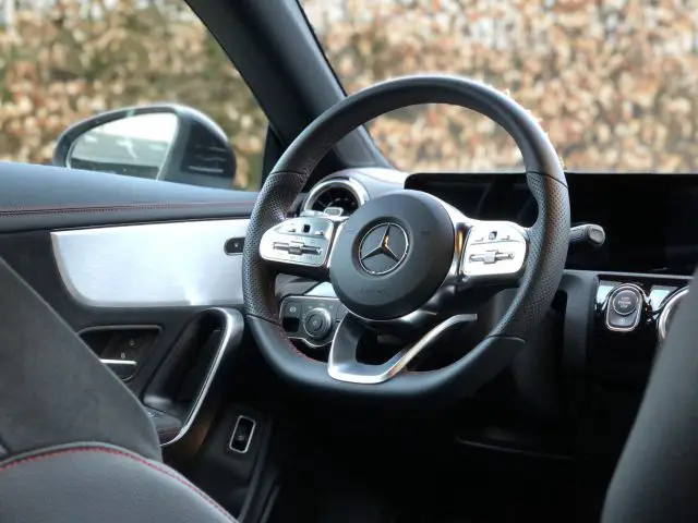 Binnenaanzicht van een Mercedes-Benz CLA-voertuig, gericht op het stuur en het dashboard.