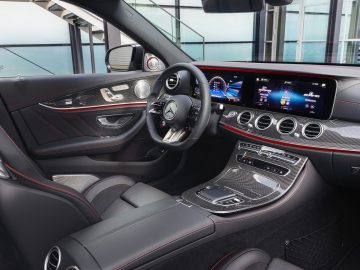 Modern Mercedes-Benz E-Klasse interieur met groot touchscreen display en luxe afwerking.