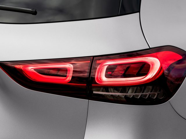 Close-up van het ontwerp van het led-achterlicht aan de achterkant van een moderne auto, te zien in een quiz.