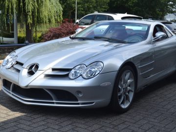 Zilveren SLR McLaren buiten geparkeerd.