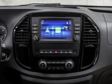 Modern Mercedes-Benz Vito-dashboard met een infotainmentsysteem met Apple CarPlay- en Android Auto-opties.