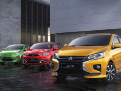 Drie generaties Mitsubishi Space Star-auto's die de evolutie van het modeljaar laten zien.