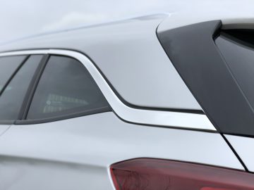 Close-up van de achterruit en spoiler van een Opel Astra Sports Tourer met een focus op designdetails.