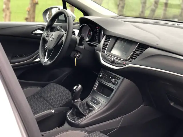 Binnenaanzicht van de Opel Astra Sports Tourer met de nadruk op het stuur en de middenconsole.