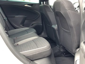 Binnenaanzicht van de Opel Astra Sports Tourer met de achterpassagiersstoelen en het deurpaneel.