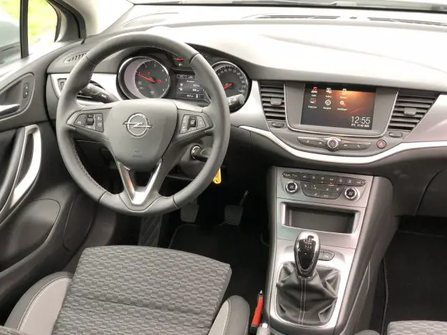 Binnenaanzicht van de Opel Astra Sports Tourer met het stuur, het dashboard en de middenconsole.