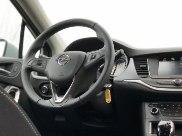 Binnenaanzicht van de Opel Astra Sports Tourer met het stuur en het dashboard.