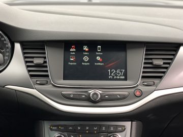 Het infotainmentsysteem van de Opel Astra Sports Tourer geeft de tijd, temperatuur en verschillende multimedia-opties weer.
