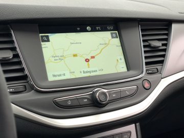 Autonavigatiesysteem in een Opel Astra Sports Tourer dat een kaart weergeeft met een route gemarkeerd op het scherm.
