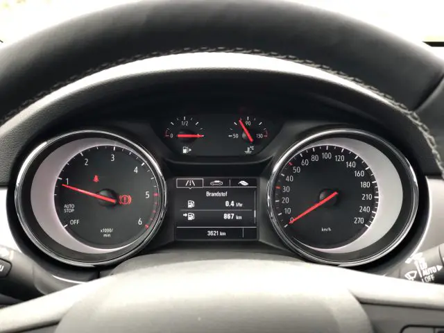 Autodashboard van de Opel Astra Sports Tourer met snelheidsmeter, toerenteller, brandstofmeter en verschillende indicatoren.
