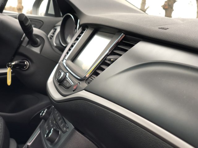 Binnenaanzicht van het dashboard van een Opel Astra Sports Tourer met een infotainmentscherm en klimaatregeling.
