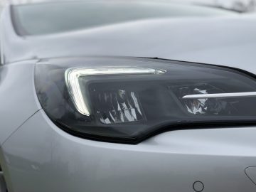 Close-up van het koplampontwerp van een moderne Opel Astra Sports Tourer.