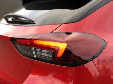 Close-up van het rode achterlichtontwerp van een Opel Corsa.