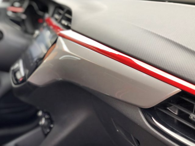 Close-up van het dashboarddetail van een Opel Corsa met sfeerverlichting.