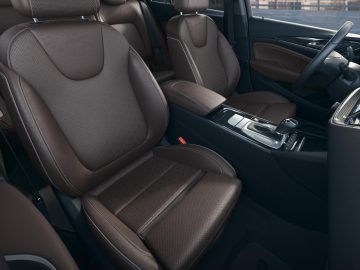 Het luxe auto-interieur van de Opel Insignia is voorzien van lederen stoelen en een modern dashboard.