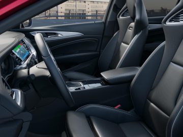 Modern Opel Insignia-interieur met lederen stoelen, een touchscreen-infotainmentsysteem en een middenconsole met versnellingspook.