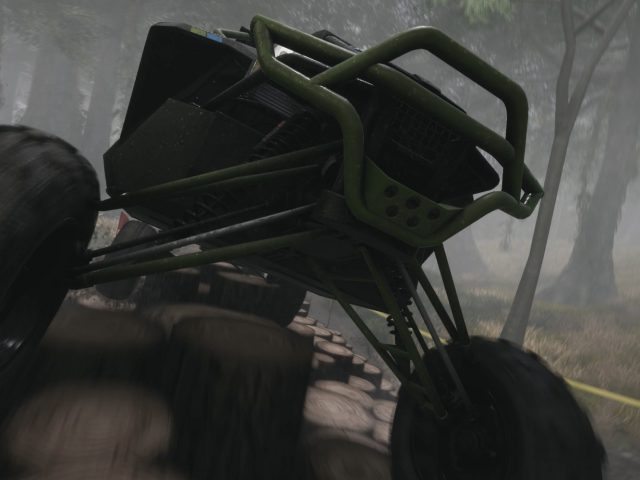 Terreinwagen die ruw terrein in een mistig bos doorkruist tijdens een viaductbeoordeling.