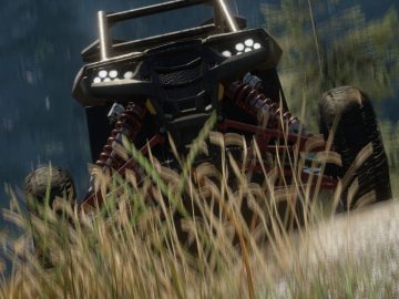 Terreinwagen die door hoog gras rijdt met verlichte koplampen onder de blik van een viaduct.