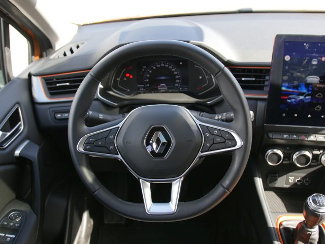 Binnenaanzicht van een Renault Captur met het stuur, het dashboard en het infotainmentsysteem.