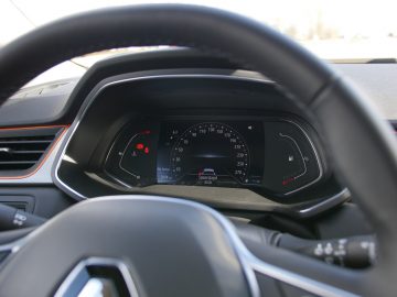 Bestuurdersaanzicht van een Renault Captur-dashboard met digitale snelheidsmeter en toerentellerdisplays.