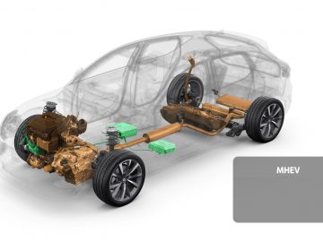 Opengewerkte illustratie van een mild hybride elektrisch voertuig (MHEV) met meerdere energieplatforms, met interne componenten en de indeling van de aandrijflijn.