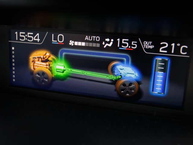 Het digitale klimaatbeheersingsdisplay van een Subaru Forester e-boxer toont de temperatuurinstellingen en de luchtstroom.