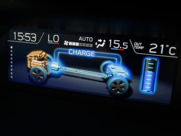 Het display van de Subaru Forester e-Boxer toont de laadstatus van de batterij met temperatuurmetingen.