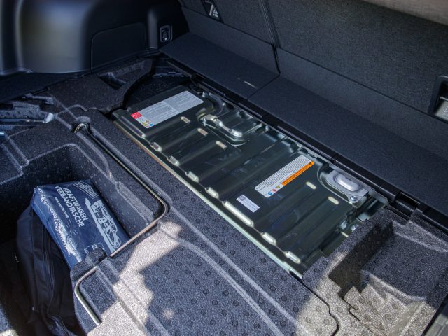 EV-batterijpakket in het vloercompartiment van de kofferbak van een Subaru Forester e-boxer.