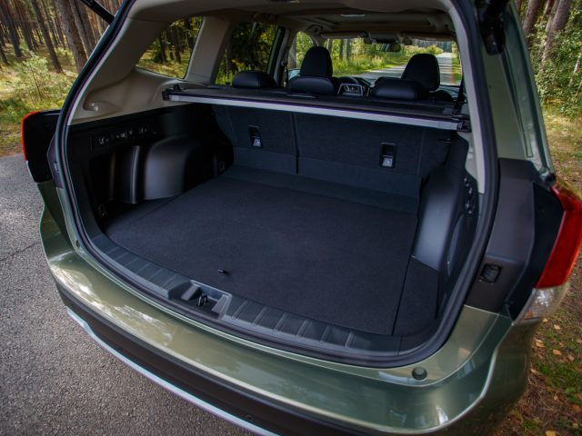 Open de kofferbak van een Subaru Forester e-Boxer en er verschijnt een schone en lege laadruimte.
