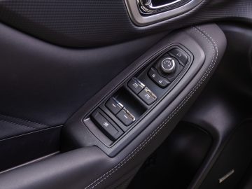 Subaru Forester e-boxer autodeurinterieur met bedieningspaneel met raamschakelaars en zijspiegelverstelling.