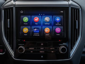 Het infotainmentsysteemdisplay van een moderne Subaru Forester e-Boxer met een touchscreeninterface toont telefoon, kaart, instellingen en andere multimediafuncties.