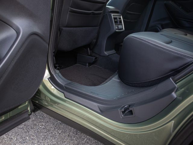 Binnenaanzicht van een Subaru Forester e-boxer met de details van de zijdeur, het autostoeltje en het vloeroppervlak.
