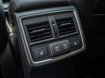 Subaru Forester e-Boxer middenconsole achterin met ventilatieopeningen en USB-oplaadpoorten.