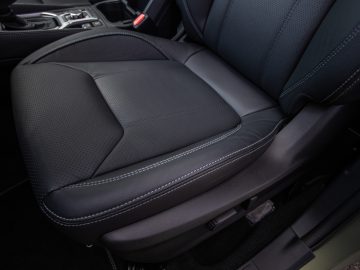 Subaru Forester e-boxer zwart lederen autostoel met stikseldetail.