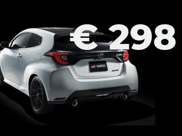 Witte Toyota GR Yaris met prijskaartje tegen een zwarte achtergrond.