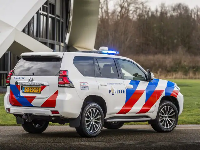 Een Toyota Nederlandse politie-SUV geparkeerd met noodverlichting aan.