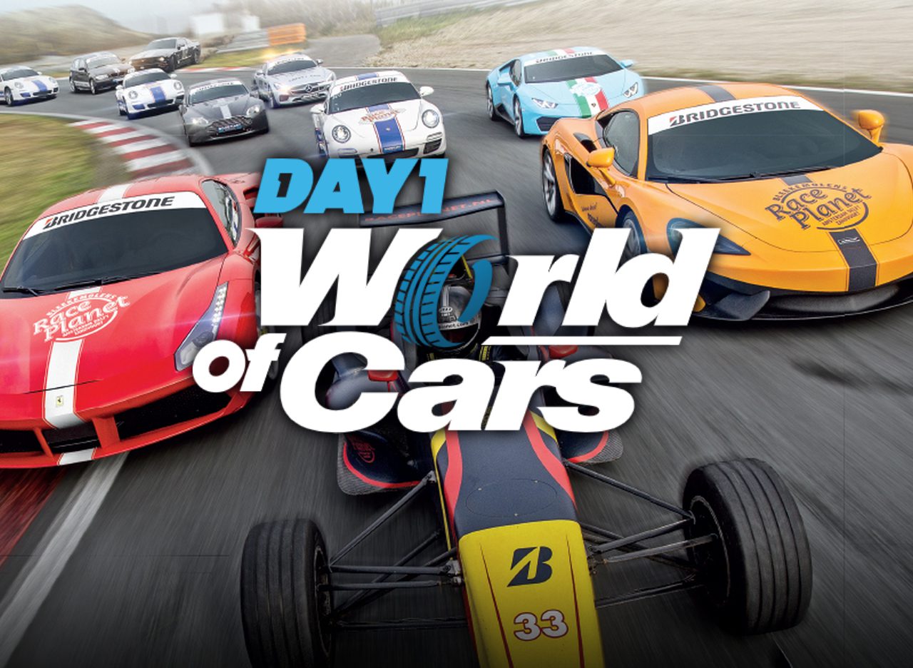 Krachtige sportwagens die racen op een circuit met de tekst "DAY1 World of Cars" over de afbeelding heen.