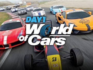 Krachtige sportwagens die racen op een circuit met de tekst "DAY1 World of Cars" over de afbeelding heen.