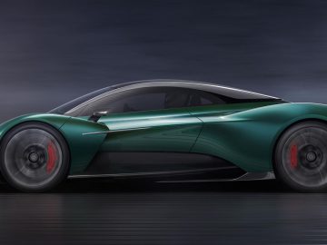 Een krachtige Aston Martin-sportwagen in beweging, die zijn gestroomlijnde aerodynamische ontwerp en snelheid laat zien.