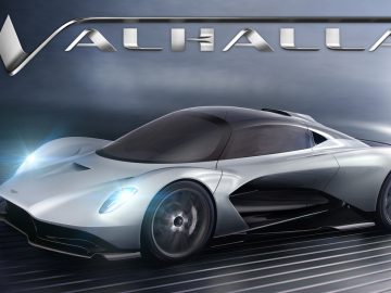 Een slanke, futuristische Aston Martin-sportwagen met het opschrift 'valhalla' erboven, met dynamische verlichting en design.