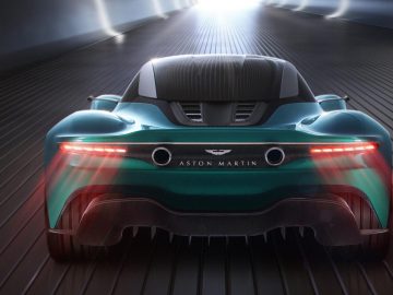 Een sportwagen van Aston Martin die door een tunnel rijdt met verlichte achterlichten.