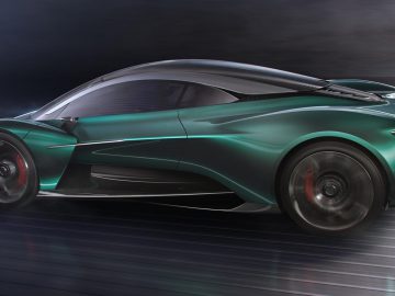 Snelle Aston Martin luxe sportwagen in beweging met dynamisch bewegingsonscherpte-effect.