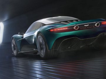 Aston Martin high-performance sportwagen die door een tunnel rijdt.