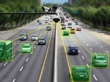 De camera van het verkeerstoezichtsysteem houdt voertuigen in de gaten op een snelweg met meerdere rijstroken.